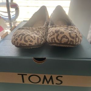 Tom’s womens size 9 ballet flats ANIMAL print